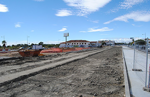 Estado actual de las obras del soterramiento, con el antiguo colegio Calpe al fondo.