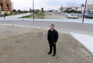 Juan Antonio Fernández, en el terreno donde se ejecutará el proyecto. :: JOSELE-LANZA